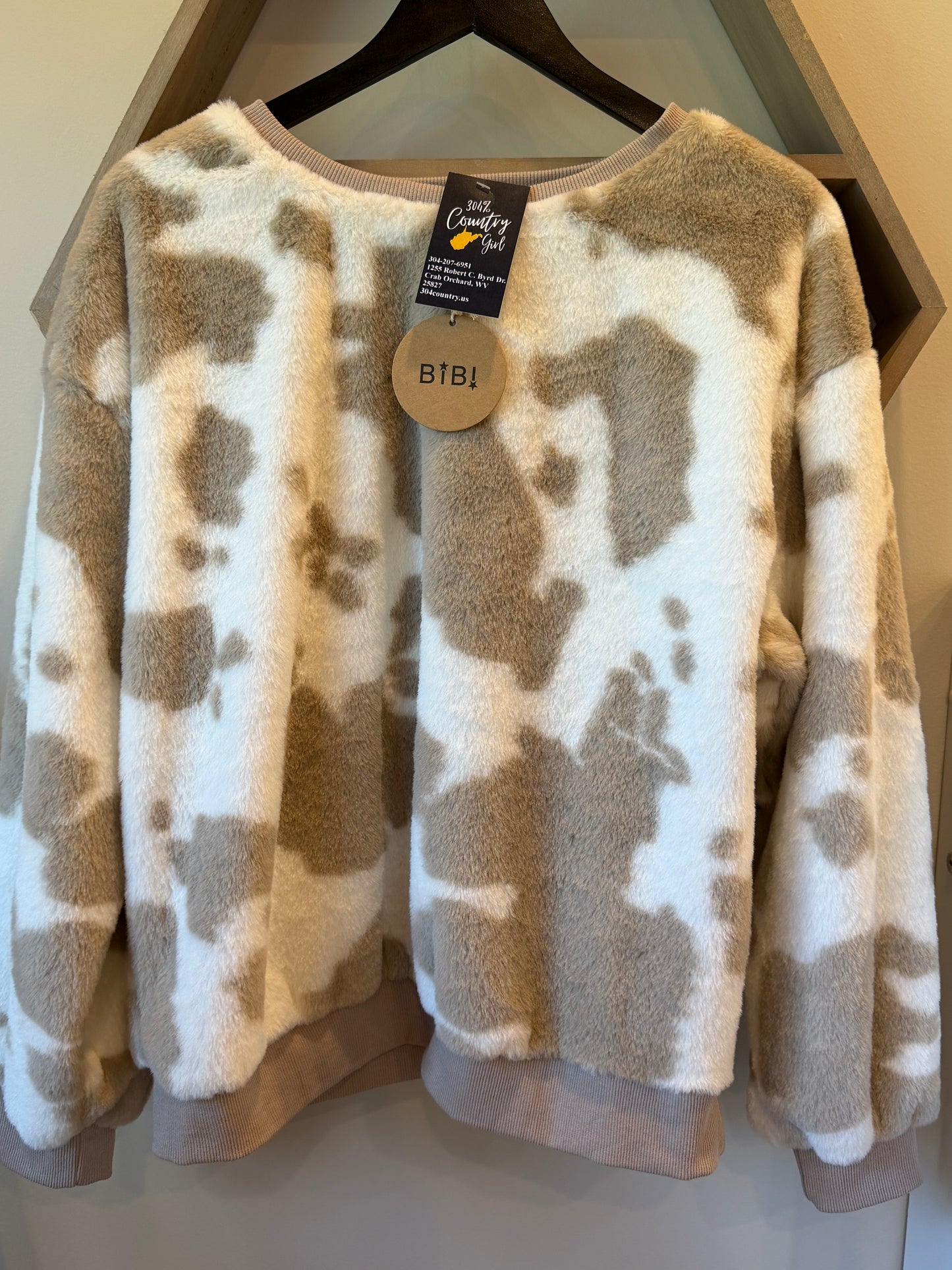 New Boutique Bibi Cow print Pullover size Small