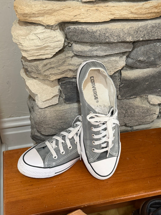 Preowned Converse Size 9
