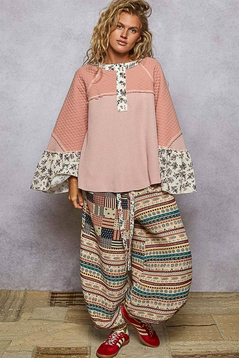 Round neck quilting patch print gauze ruffle solid knit top: NAVY/NATURAL / M