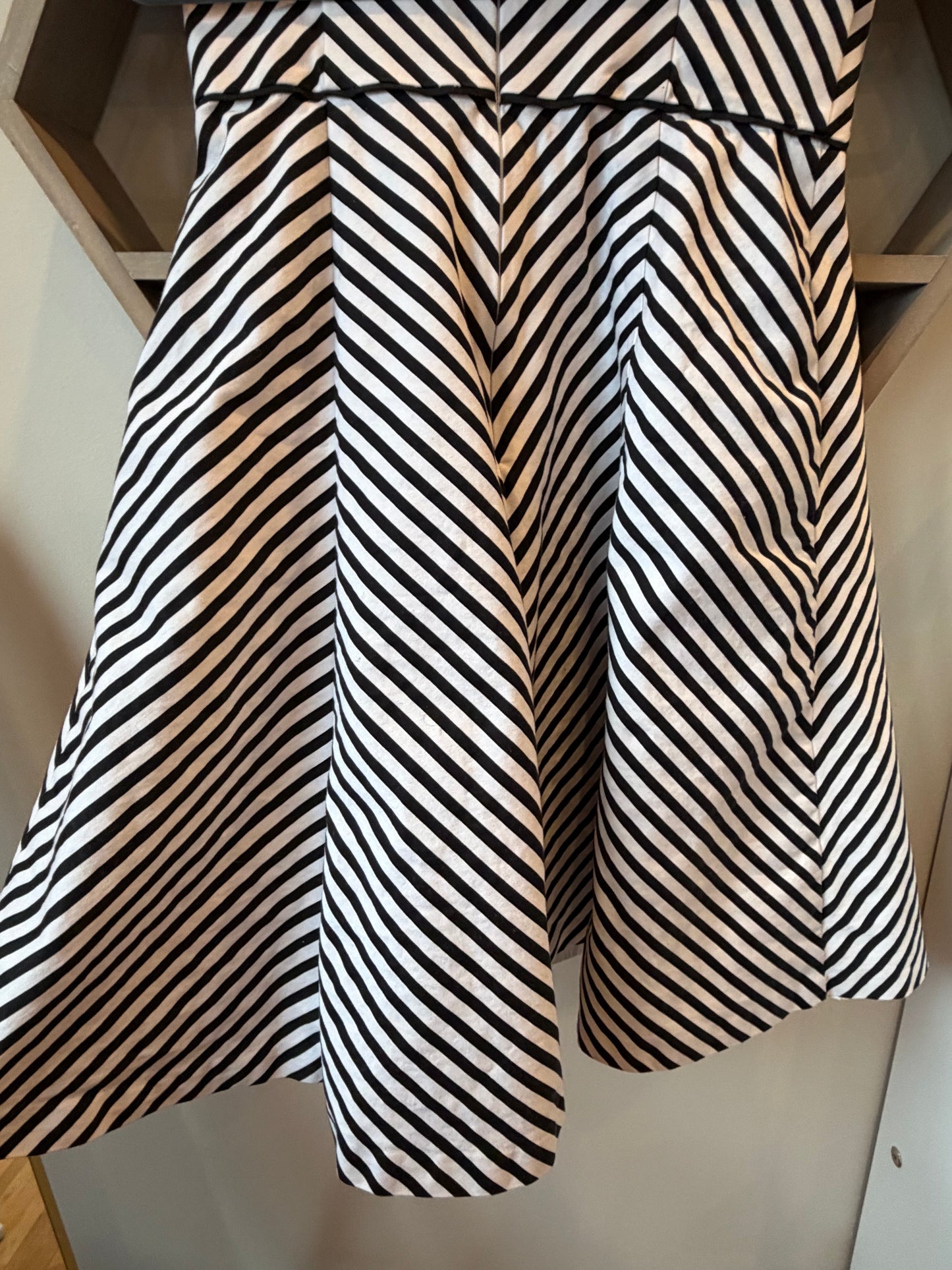 Preowned White House Black Market Dress NEW Condition Size 4