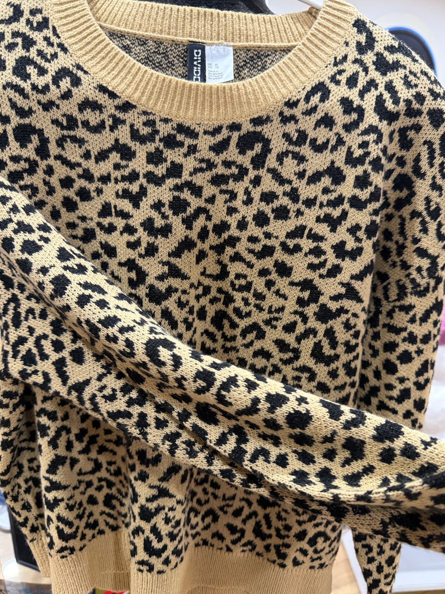 Animal print sweater size XL