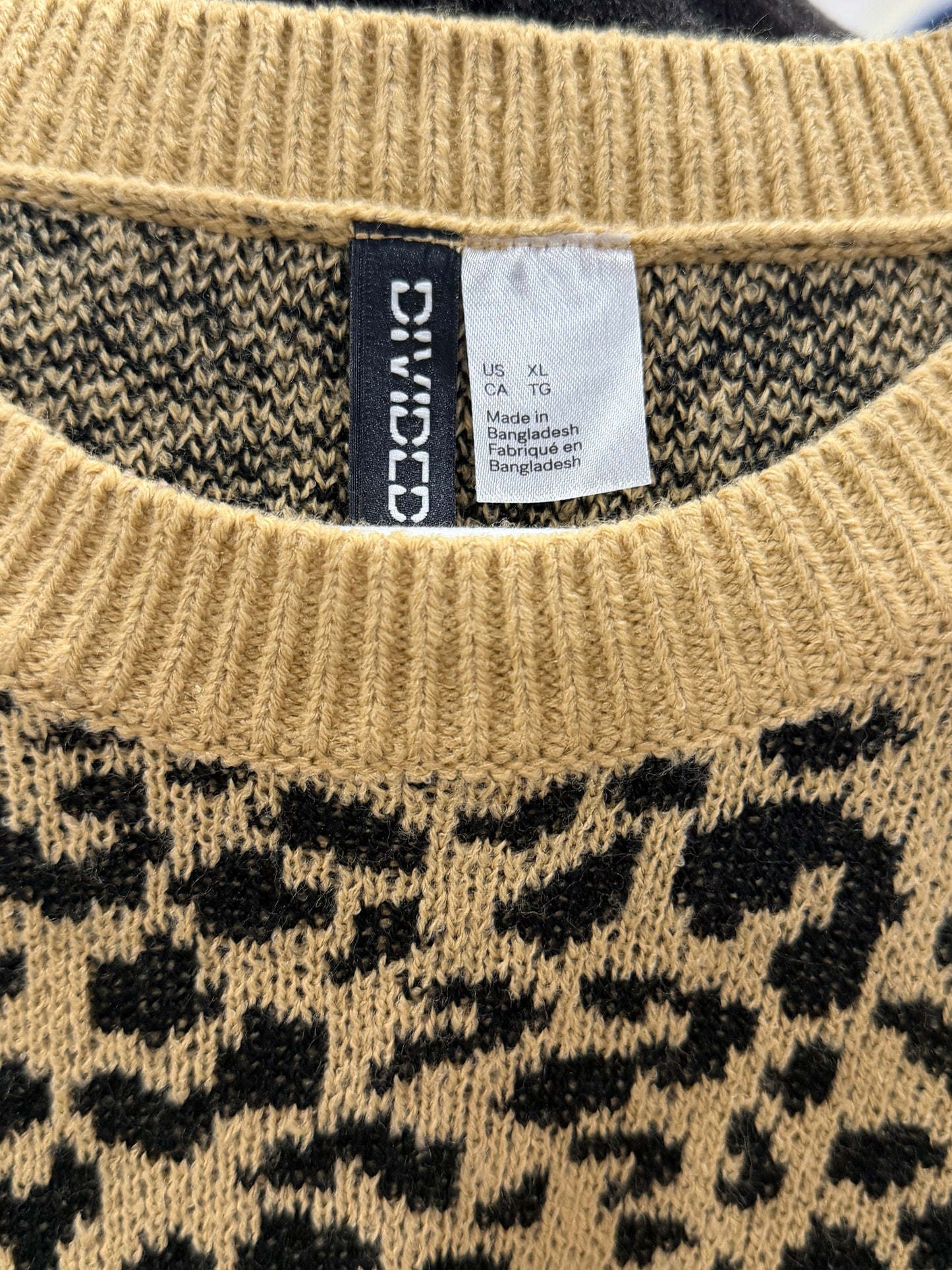 Animal print sweater size XL