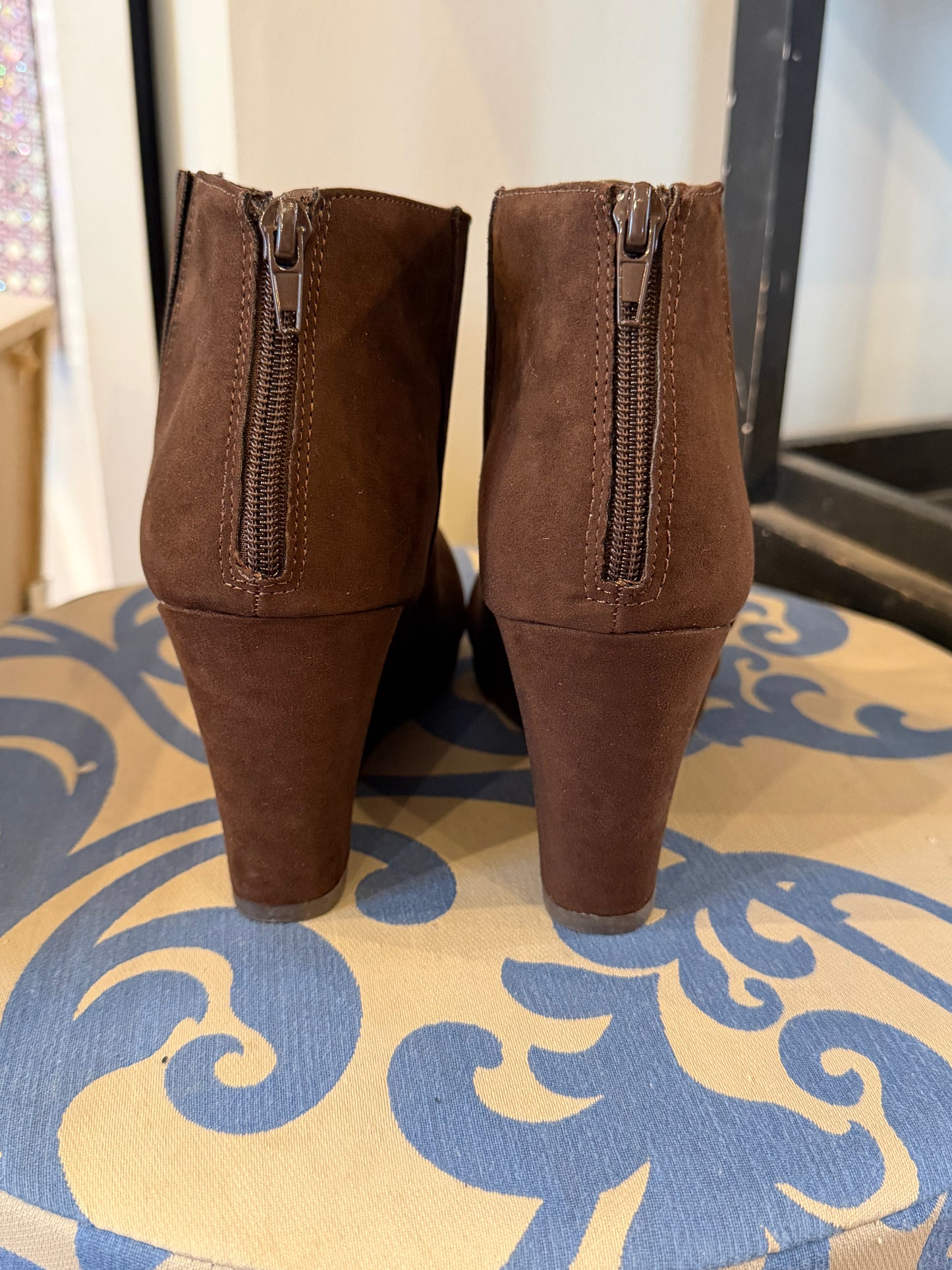 New gorgeous booties 7.5